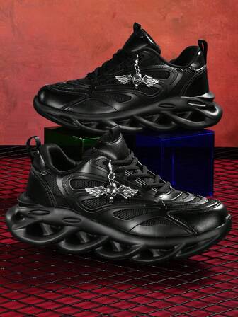 5厘米增高女式时尚休闲运动鞋，配有可拆卸3D金属银色闪亮万圣节骷髅装饰链，朋克风高底EVA厚底轻便减震防滑透气网面夏季凉鞋，圆头系带黑色大码鞋，适合大学生、青少年日常穿着，也适合约会、健身、办公等场合。