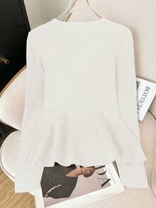 Áo khoác cardigan dài tay cổ tròn màu trơn dành cho nữ. Viền bèo nhún tạo điểm nhấn thanh lịch và thời trang. Chiếc áo len sành điệu và tinh tế này hoàn hảo cho chụp ảnh, mặc hàng ngày hoặc đi dạo. Màu trắng - trắng - Xem 11