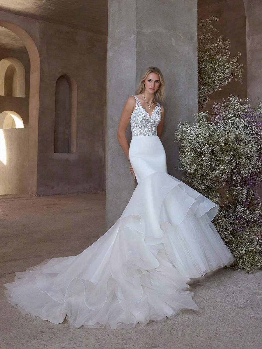 Enchanting V Neckline Lace Bodice Mermaid Wedding Gown - Perfect For Christmas, Halloween, Weddings, Proms & Birthdays - trắng - Xem 1