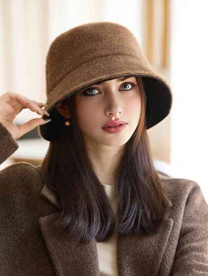 Mũ beret nữ màu trơn, kiểu dáng thời trang, viền tua rua, logo kim loại, thanh lịch, phong cách retro đường phố, đa năng, cao cấp, chóp tròn, kiểu Pháp cổ điển, thoải mái, phù hợp cho các hoạt động hàng ngày như đi chơi, tụ họp, mua sắm, hoạt động ngoài trời, du lịch, tiệc tùng và sử dụng hàng ngày, mùa hè, đi biển.