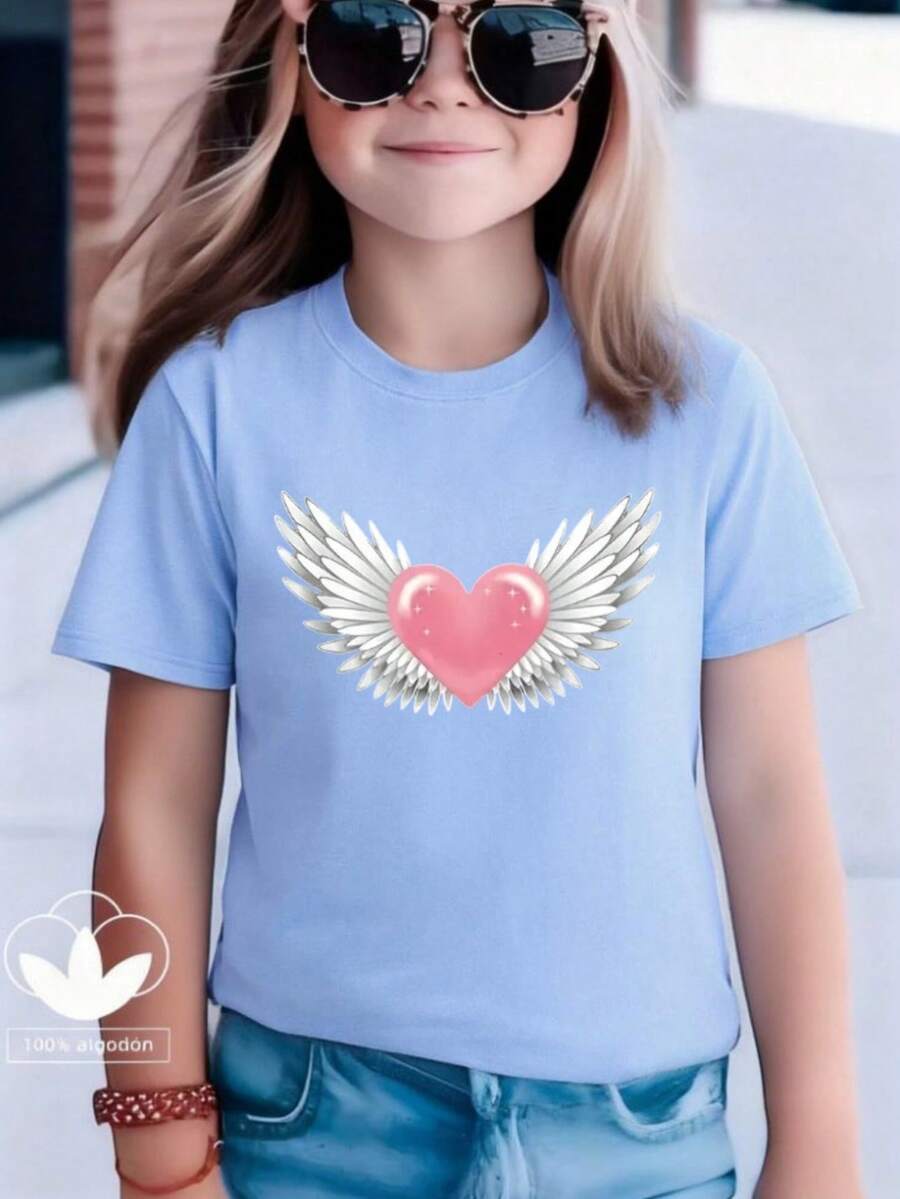 Esta elegante y nueva camiseta de manga corta para niña, 100 % algodón, luce un bonito estampado de corazones. Hecha de tela suave, esta camiseta holgada y versátil es cómoda y agradable al tacto. Ya sea para una reunión familiar, una actividad escolar o para jugar, esta camiseta permite que tu hija se mueva con libertad y comodidad. - Azul - Ver 1