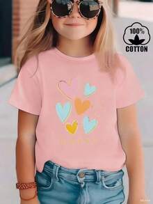 Esta elegante y nueva camiseta de manga corta para niña, 100 % algodón, luce un bonito estampado de corazones. Hecha de tela suave, esta camiseta holgada y versátil es cómoda y agradable al tacto. Ya sea para una reunión familiar, una actividad escolar o para jugar, esta camiseta permite que tu hija se mueva con libertad y comodidad. - Rosa - Ver 1