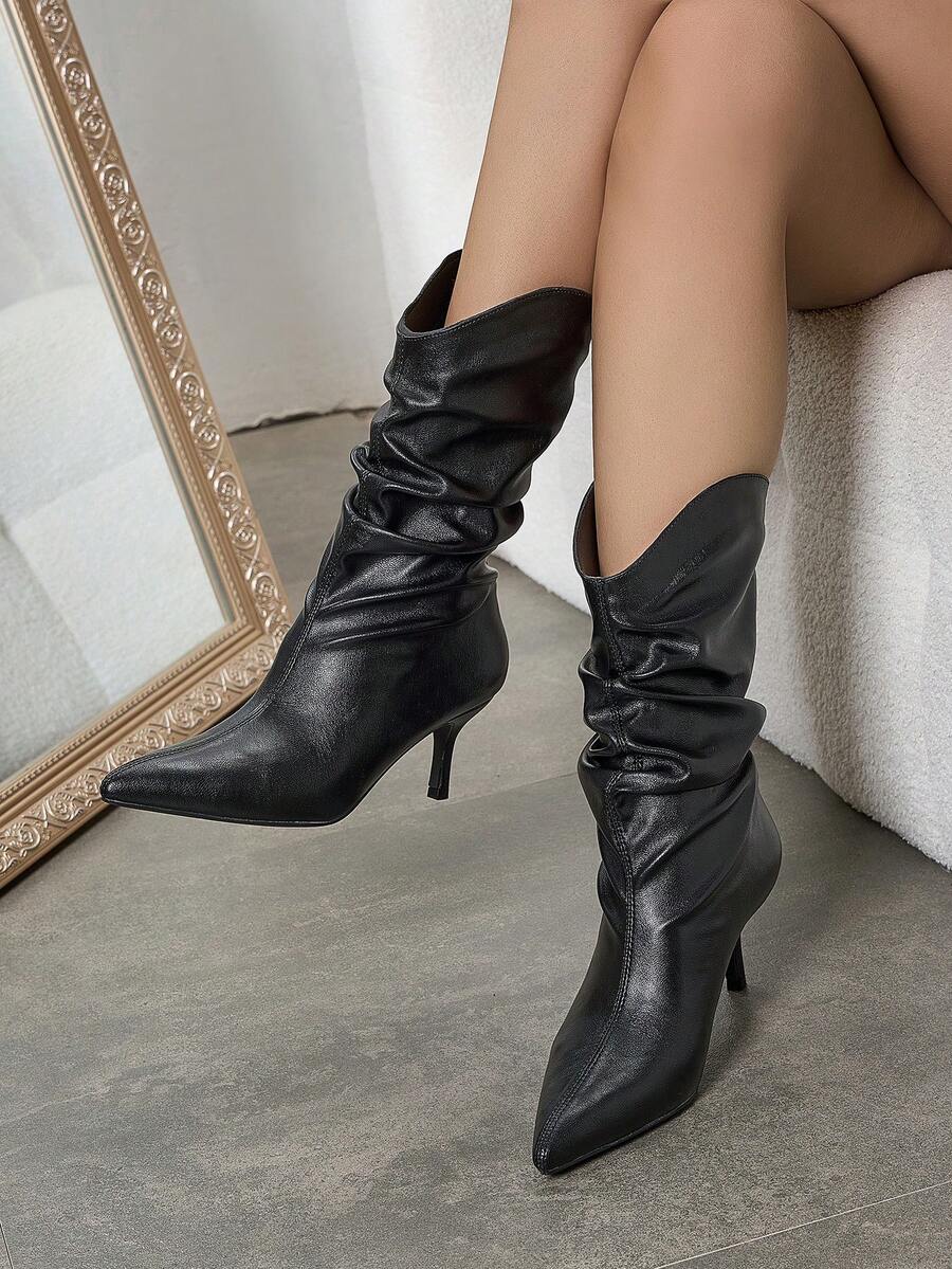 Botas femininas de cano médio com salto alto, plissadas, confortáveis e versáteis, em cores sólidas, da coleção Outono/Inverno 2025. Perfeitas para qualquer ocasião, inclusive Halloween. - Preto - Ver 1