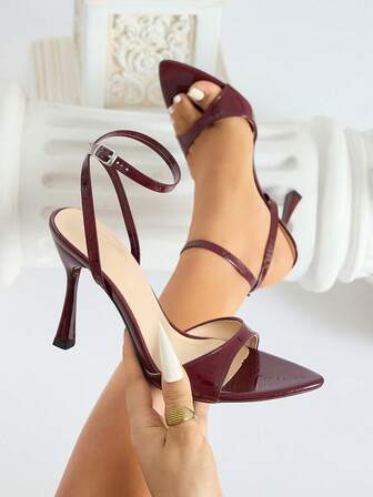 Damhöga klackar, vinfärgade, eleganta och sexiga, breda vampremmar med korsspänne och tunn rem, exklusiv spegelyta med delikat vågig textur, mogen och söt, öppen tå med tunna remmar, högklackade sandaler, moderiktiga mules med spetsig tå och kitten heel, lämpliga för nattklubb, fest, scenshow, dejt, bankett, utomhus, shopping, kontor, alla hjärtans dag, mors dag, kvinnodagen, present