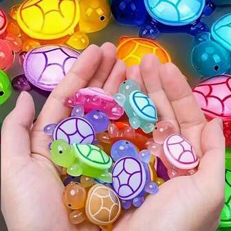 50个夜光3D海龟摆件 - 彩色半透明塑料装饰品，适用于艺术和手工制作、派对礼物、课堂奖励、海滩主题活动、万圣节、圣诞节节日装饰，可在黑暗中发光，是节日装饰的理想之选，材质耐用，便于携带，是美术用品、微型雕像和活动策划的理想选择。