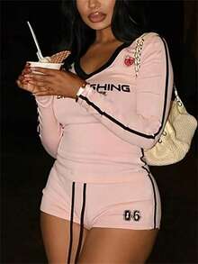 مجموعة رياضية نسائية صيفية من قطعتين من FQLWL، بلوزة قصيرة بطبعة حرفية وياقة على شكل حرف V، مع شورت بخيط للربط، بدلة رياضية كاجوال