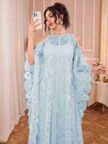 Solessence Conjunto de Vestido de Renda Elegante com Decote Redondo e Ombros à Mostra, Decorado com Pérolas, Detalhes Elaborados e Bordados, Combinado com Vestido Slip, Vestido de Renda de Manga 3/4 Longa e Elegante - Azul bebê - Visão 11