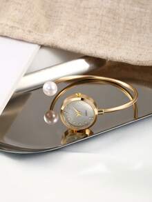 LIANDU LIANDU 这款精致的女士手镯腕表饰以仿珍珠，采用钻石切割水晶玻璃表盘和简约的石英表带设计。无论是日常佩戴、生日礼物、派对、庆典，还是作为送给爱人的理想礼物，亦或是犒劳自己的特别之选，这都是完美之选。 - 金色 - 查看 4