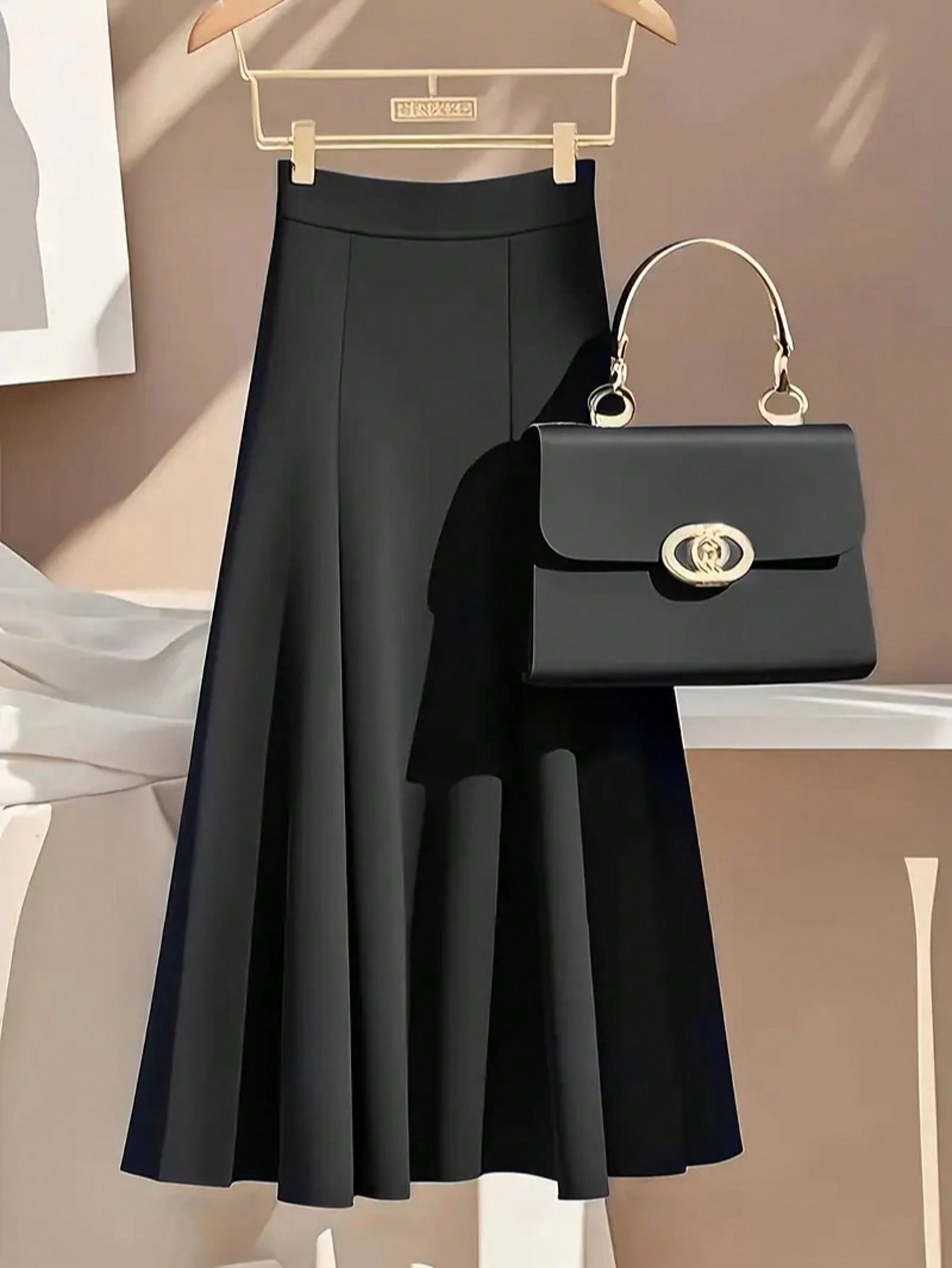 تنورة نسائية أنيقة وعصرية بلون أحادي