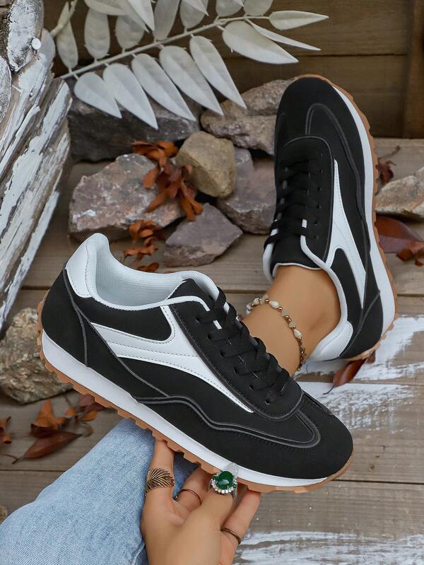 2025 Neue schwarze Sportschuhe zum Schnüren, flache Plateausohle mit runder Zehenpartie, süße und coole Damenschuhe, geeignet für Freizeit, Straße, Urlaub, Halloween, Grack Friday, Date-Outfit