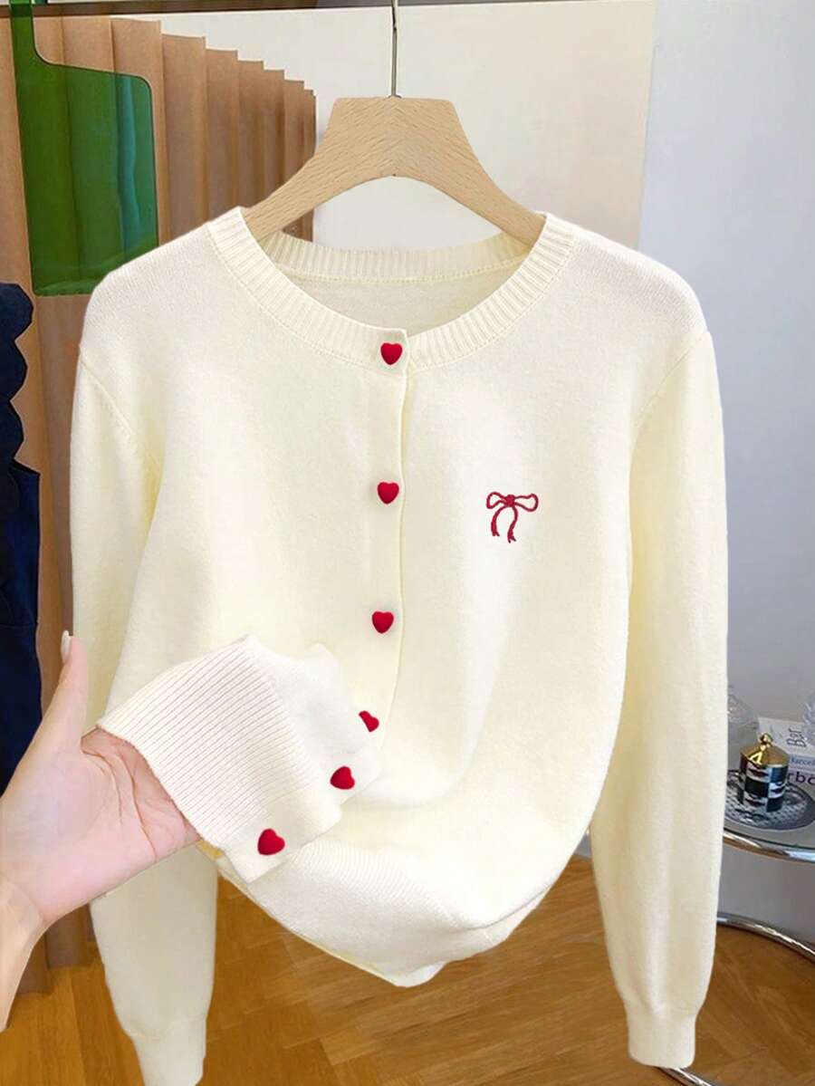 优雅女士常规长度针织开衫，饰有迷人的红色心形纽扣和刺绣蝴蝶结，采用舒适微弹面料。 - 米色 - 查看 1