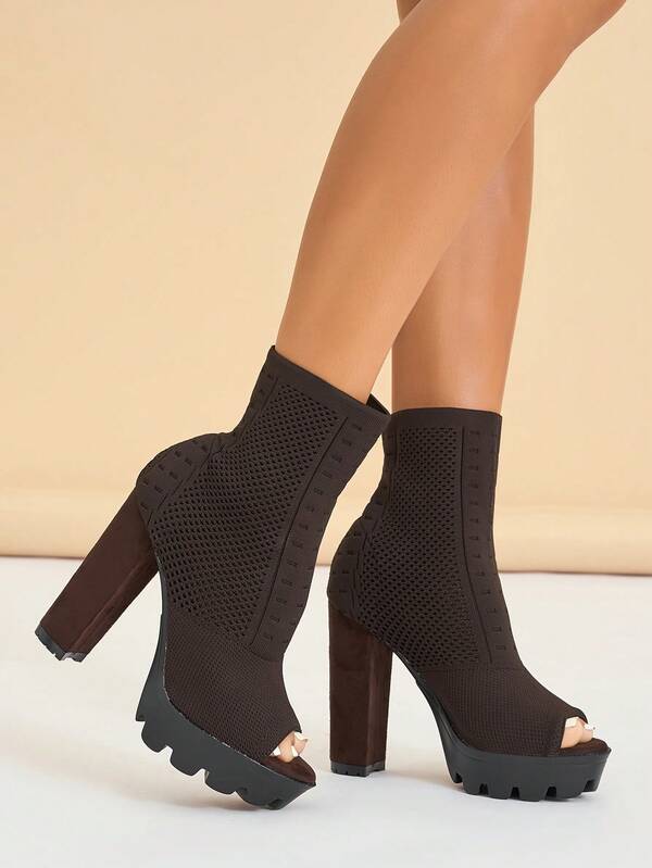 Botas femininas clássicas de cano curto com salto grosso, bico redondo, modelo slip-on, botas casuais, confortáveis e elegantes para festas, sandálias plataforma, marrom escuro.
