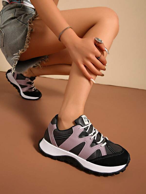 زوج من أحذية رياضية كاجوال للنساء، أحذية رياضية كلاسيكية بتصميم لوحي وسُمك في الأساس، أحذية رياضية كاجوال جديدة للربيع/الخريف، أحذية خارجية كلاسيكية سوداء بأصبع مدبب وأربطة، مناسبة للطلاب والموظفين والمشي والجري وغيرها من المناسبات والعطلات والحفلات والإجازات