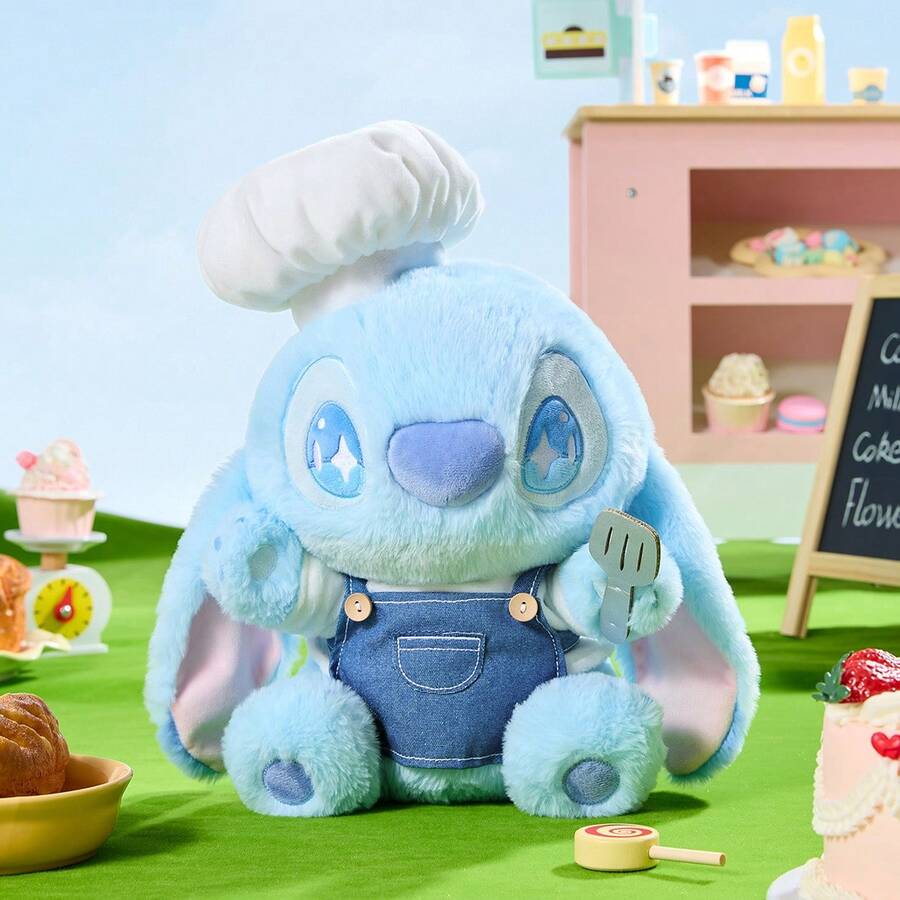 Miniso Búp bê ngồi hình đầu bếp trong bộ sưu tập Stitch Gourmet Party. Thiết kế đầu bếp độc đáo thể hiện nét quyến rũ khác biệt của Stitch, với tông màu xanh tươi tắn và dễ thương. Được làm từ chất liệu vải nhung mềm mại, tạo cảm giác thoải mái khi chạm vào và không dễ bị rụng lông (1 chiếc). - Nhiều màu - Xem 1