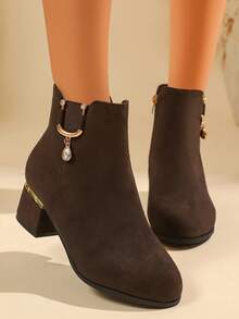 秋冬简约中跟粗跟咖啡色绒面革女士踝靴，水钻吊坠侧拉链设计，时尚弹力优雅女士短靴