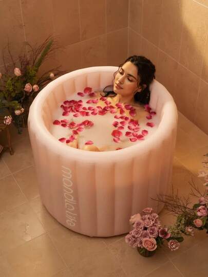 An Adult Portable Inflatable Bathtub With A Diameter Of 31.4 Inches And A Height Of 25.5 Inches; It Comes With A Free Foot Pump, Enabling Easy Inflation And Drainage. Suitable For Home Spa Use, It Is Portable For Hot Water Baths And Ice Baths, And Features A Foldable Design For Convenient Storage.