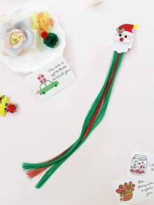 ربطات شعر ذات لونين أخضر وأحمر بتصميم سانتا كلوز والبطريق، ألوان زاهية وأجواء احتفالية، مناسبة للأطفال لارتدائها في حفلات عيد الميلاد أو الملابس اليومية، إكسسوارات شعر جذابة تضيف لمسة من البهجة وروح الأعياد