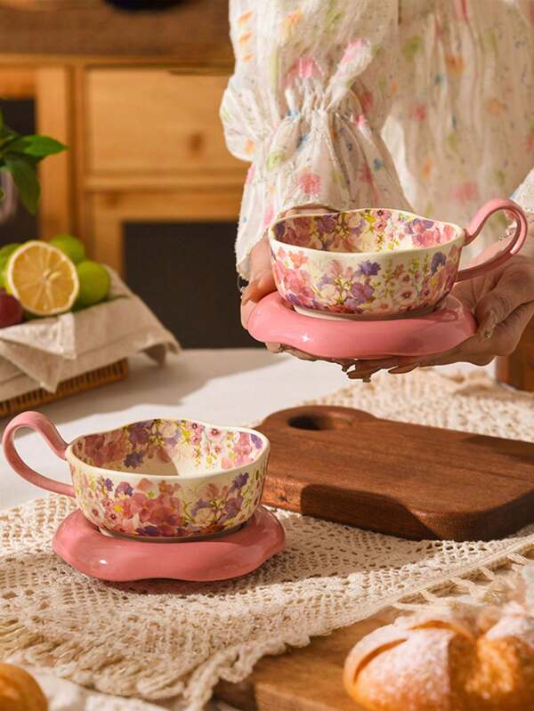 1 pezzo Set tazza e piattino in ceramica con motivo floreale, tazza e piattino in ceramica in stile vintage a forma di petalo con delicati dettagli floreali dipinti a mano, adatti per caffè, infusione di tè ai fiori, si adatta alla decorazione vintage della casa e al tè pomeridiano primaverile