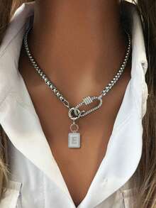 1Pc Women's Silver Necklace, Letter Pendant, And Twisted Oval Buckle Design, With A Striking Metallic Luster. The Unique Sweetness And Coolness Allow You To Switch Freely Between Street And Refined Styles, Making It Eye-Catching During Daily Travel Or Gatherings.V