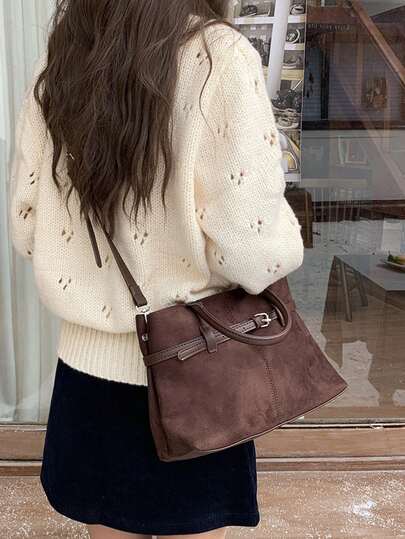 1个女士棕色仿麂皮手提包，配有顶部提手和可调节斜挎肩带 | 复古金属扣装饰纯色大容量手提包 | 优雅简约风格单肩包，适合日常通勤、办公和购物