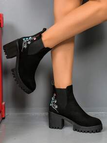 Women's Vintage Embroidered Ankle Boots, Thick Sole, British Style Chunky High Heel Short Boots, Plus Size, Spring/Autumn - Black - View 4