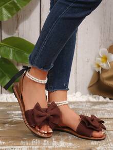 全新加大码女式舒适简约圆头珍珠蝴蝶结装饰平底凉鞋，休闲时尚露趾沙滩度假夏季鞋 - 棕色 - 查看 3