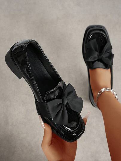 Nuovi mocassini neri con fiocco decorativo, adatti per la primavera/autunno, scarpe da donna eleganti e versatili per passerella, feste e abiti casual, stile retrò europeo e britannico, con punta affusolata e tacco largo, consigliati per uno stile da dea