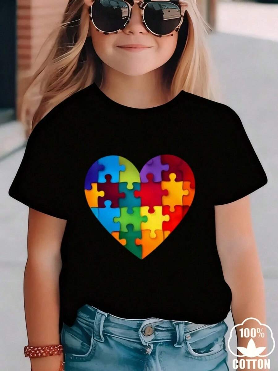 Esta elegante y nueva camiseta de manga corta para niña, 100 % algodón, luce un bonito estampado de corazones. Hecha de tela suave, esta camiseta holgada y versátil es cómoda y agradable al tacto. Ya sea para una reunión familiar, una actividad escolar o para jugar, esta camiseta permite que tu hija se mueva con libertad y comodidad. - Negro - Ver 1