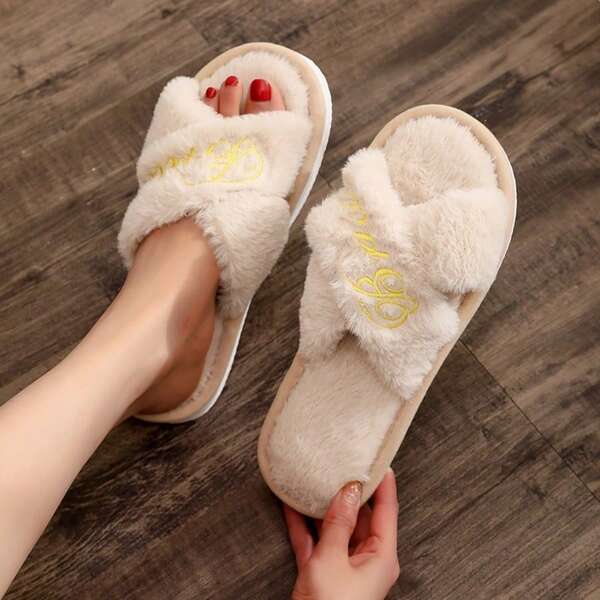 Braut & Brautjungfer Kunstpelz bestickte Hausschuhe mit Kreuzriemen und Tasche - Weiche beige Hausschuhe für Innenräume, Brautjungfer Geschenk Hausschuhe, bestickte flauschige Hausschuhe für Hochzeiten, Braut Hausschuhe