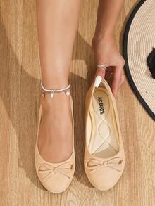 A Pair Of Elegant Women's Flat Shoes Featuring A Charming Bow Design. Made With A Soft Suede Upper And A Breathable PU Lining, These Flats Are Equipped With A Triple-Layered, Ultra-Comfortable Insole For All-Day Wear. Perfect For Daily Commuting, Work, Campus Life, Outdoor Strolls, Birthday Parties, And A Variety Of Social Gatherings. - 杏色 - 查看 3
