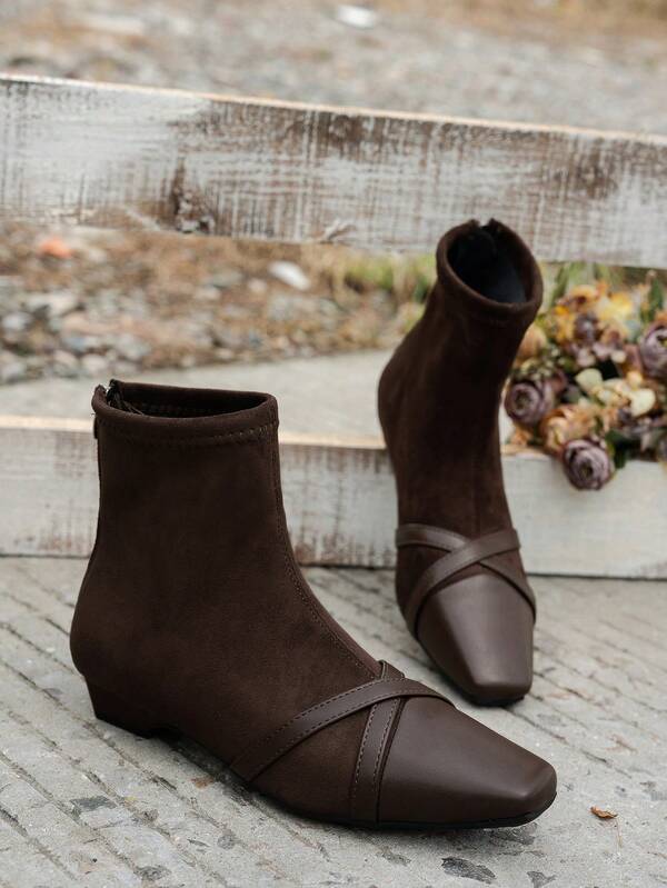 بوت دراجات نارية للنساء بطراز بريطاني أنيق، بتصميم مربع الأصبع، من الجلد المدبوغ الأسود والجلد المدبوغ البني، بتفاصيل مينيمالية وإبزيم، مناسبة للعمل والحفلات والمناسبات، مرنة وداعمة للقدم، مزودة بسحاب خلفي، أنيقة وأنثوية