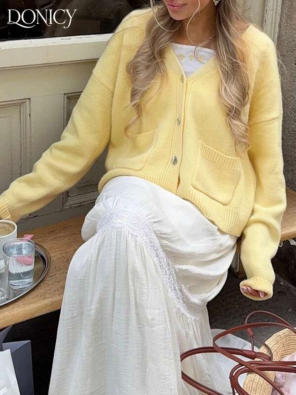DONICY Cardigan femme unicolore col V à simple boutonnage avec poches, mode élégante minimaliste décontractée douce jaune de base. Vêtement de dessus adapté pour le quotidien décontracté, le bureau, l'école, les sorties, les courses, Noël, le Nouvel An