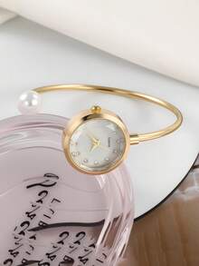 LIANDU LIANDU 这款精致的女士手镯腕表饰以仿珍珠，采用钻石切割水晶玻璃表盘和简约的石英表带设计。无论是日常佩戴、生日礼物、派对、庆典，还是作为送给爱人的理想礼物，亦或是犒劳自己的特别之选，这都是完美之选。 - 金色 - 查看 2