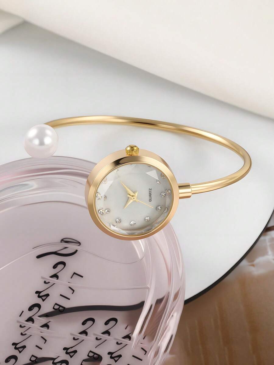 LIANDU LIANDU 这款精致的女士手镯腕表饰以仿珍珠，采用钻石切割水晶玻璃表盘和简约的石英表带设计。无论是日常佩戴、生日礼物、派对、庆典，还是作为送给爱人的理想礼物，亦或是犒劳自己的特别之选，这都是完美之选。