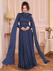 女士纯色立领褶裥连衣裙，高腰设计，肩部饰有手工3D立体花卉装饰，优雅长袖连衣裙，配有超长缎带，面料柔软，适合多种场合，闪亮面料适合派对、晚宴、正式活动、简约奢华的春季婚礼。 - 寶藍色 - 查看 5