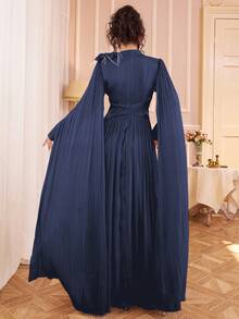 女士纯色立领褶裥连衣裙，高腰设计，肩部饰有手工3D立体花卉装饰，优雅长袖连衣裙，配有超长缎带，面料柔软，适合多种场合，闪亮面料适合派对、晚宴、正式活动、简约奢华的春季婚礼。 - 寶藍色 - 查看 2