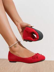 A Pair Of Elegant Women's Flat Shoes Featuring A Charming Bow Design. Made With A Soft Suede Upper And A Breathable PU Lining, These Flats Are Equipped With A Triple-Layered, Ultra-Comfortable Insole For All-Day Wear. Perfect For Daily Commuting, Work, Campus Life, Outdoor Strolls, Birthday Parties, And A Variety Of Social Gatherings. - 紅色 - 查看 1
