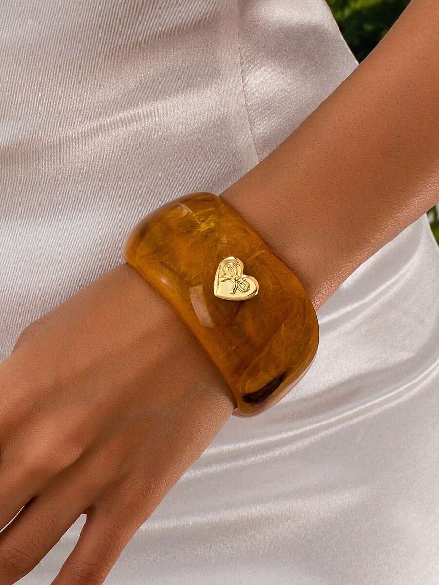 1 pieza Brazalete de resina asimétrico, brazalete geométrico texturizado minimalista vintage con decoración de corazón y lazo, diseño único exagerado, adecuado para fiestas