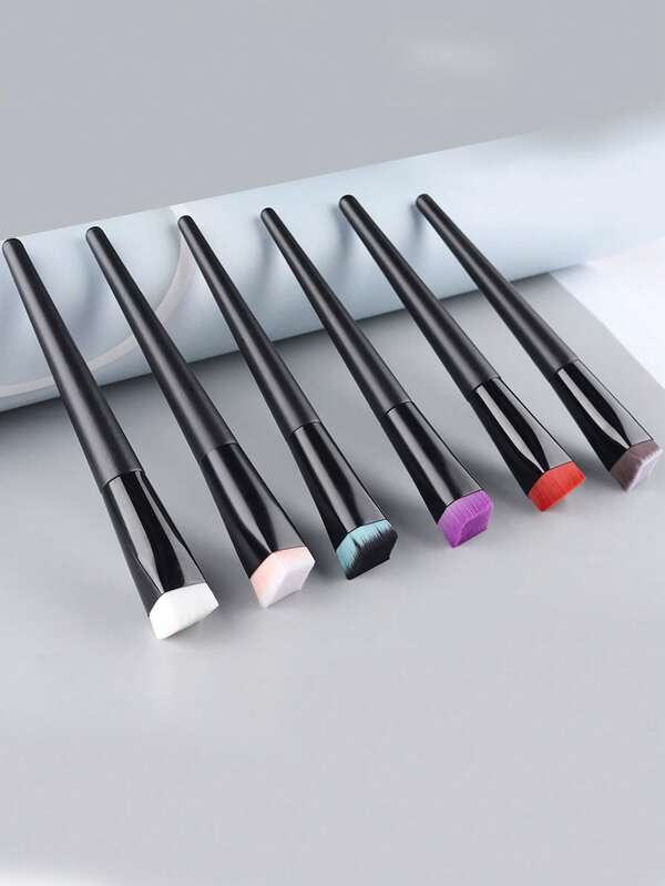 Pennello per fondotinta Quare - Setole in nylon ultra-dense e morbide per un'ottima raccolta di cipria e un'applicazione rapida ed uniforme. Manico ergonomico in ABS. Senza profumo. Adatto a tutti i tipi di pelle.