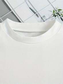 Esta nueva y moderna camiseta de manga corta 100 % algodón para niña luce un estampado navideño. Esta camiseta holgada, informal y versátil está confeccionada con un tejido suave y agradable para la piel de tu bebé. Ya sea para una reunión familiar, un evento escolar o una salida de juegos al aire libre, esta camiseta permite que tu hija se mueva con libertad y comodidad. - Blanco - Ver 4