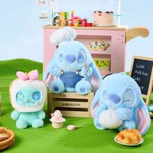 Miniso Búp bê ngồi hình đầu bếp trong bộ sưu tập Stitch Gourmet Party. Thiết kế đầu bếp độc đáo thể hiện nét quyến rũ khác biệt của Stitch, với tông màu xanh tươi tắn và dễ thương. Được làm từ chất liệu vải nhung mềm mại, tạo cảm giác thoải mái khi chạm vào và không dễ bị rụng lông (1 chiếc). - Nhiều màu - Xem 6