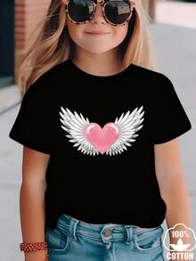 Esta elegante y nueva camiseta de manga corta para niña, 100 % algodón, luce un bonito estampado de corazones. Hecha de tela suave, esta camiseta holgada y versátil es cómoda y agradable al tacto. Ya sea para una reunión familiar, una actividad escolar o para jugar, esta camiseta permite que tu hija se mueva con libertad y comodidad. - Negro - Ver 1