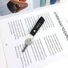 1个定制周年纪念姓名或字母PU皮革女士包包睫毛钥匙扣，精致小巧的ins风高端质感，简约复古法式风格，多功能烫印字母PU皮革防损腕带钥匙扣包包睫毛配饰，可作为生日礼物、周年纪念礼物、结婚礼物，个性化独特，适合通勤和日常佩戴 - 無色 - 查看 4