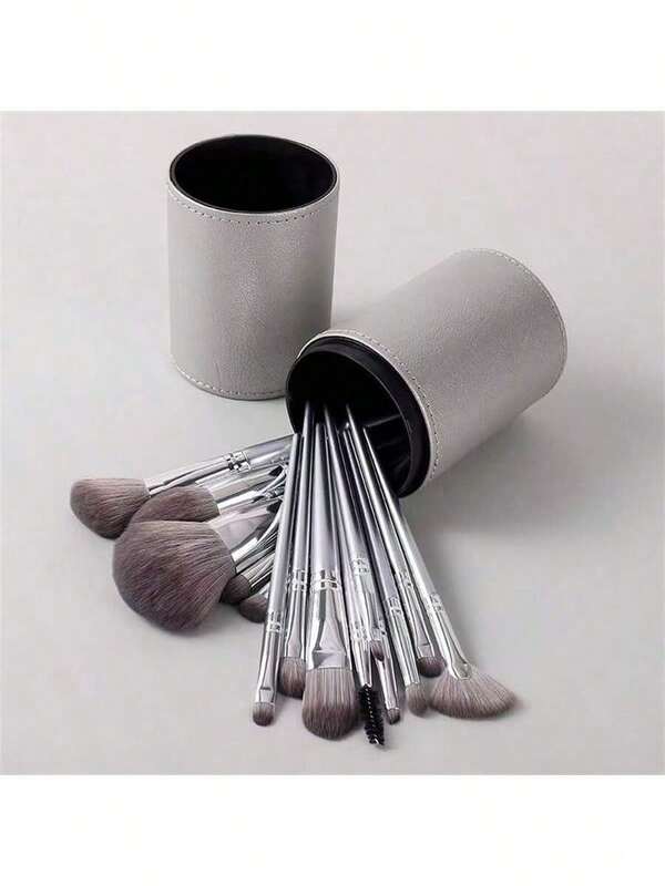 一套包含14支专业化妆刷的套装，配有皮质收纳盒，方便携带。套装包含散粉刷、底妆刷、眼影刷、眉刷、遮瑕刷、修容刷和旅行刷。非常适合化妆新手，也是圣诞节和情人节的绝佳礼物之选。