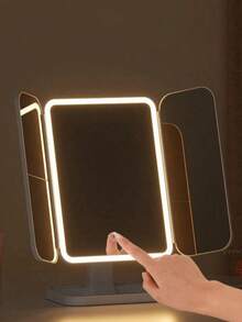 这款LED三折化妆镜具备3倍/2倍放大功能、触控操作、70颗LED灯珠、亮度可调、USB/电池供电、底部储物托盘，以及适合旅行和居家使用的三折设计。它是专业化妆、商务旅行、暑假度假、新娘妆容准备的理想之选，也是圣诞节、情人节、母亲节、感恩节和毕业季等节日送给女士的完美礼物。