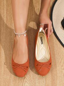 A Pair Of Elegant Women's Flat Shoes Featuring A Charming Bow Design. Made With A Soft Suede Upper And A Breathable PU Lining, These Flats Are Equipped With A Triple-Layered, Ultra-Comfortable Insole For All-Day Wear. Perfect For Daily Commuting, Work, Campus Life, Outdoor Strolls, Birthday Parties, And A Variety Of Social Gatherings. - Quả cam - Xem 3