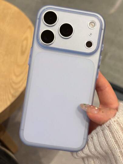 纯色材质极简冰霜磨砂透明手机壳，搭配浅蓝色背板，1个装。这款极简冰霜磨砂透明手机壳兼容 17 Air 16 14 13 12 15 11 Pro Max Plus，透明摄像头保护盖，春季周年纪念礼物。