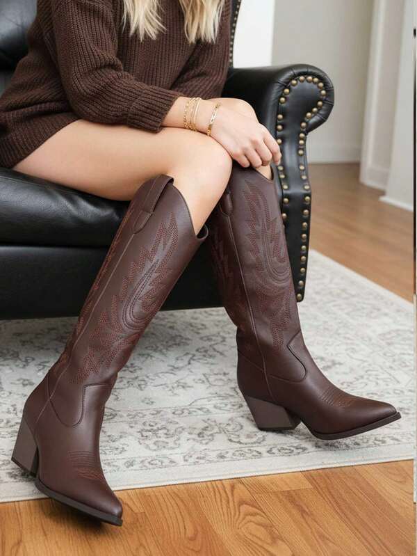 بوت نسائية موضة الشتاء الجديدة ذات كعب سميك وأصبع قدم مدبب، بوت غربية متوسطة الطول مطرزة بطراز كلاسيكي رجعي، تصميم موحد اللون مريح متعدد الاستخدامات مع نعول خفيفة مانعة للانزلاق، مناسبة لمهرجانات الموسيقى والعطلات والسفر