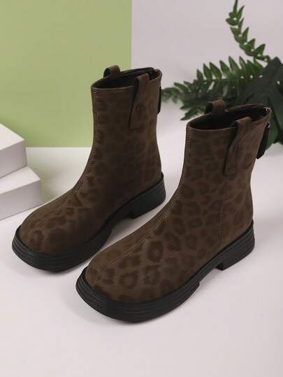 秋冬厚底豹纹绒面靴，后拉链设计，时尚舒适中筒靴，厚底休闲百搭户外靴，适合多种场合，可搭配打底裤或紧身裤，复古休闲棕色靴子