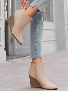 Coutgo Womens V Cut Wedge Ankle Booties Zip-Up Closed Toe Stacked Heel Faux Suede Winter Boots - 米色 - 查看 2